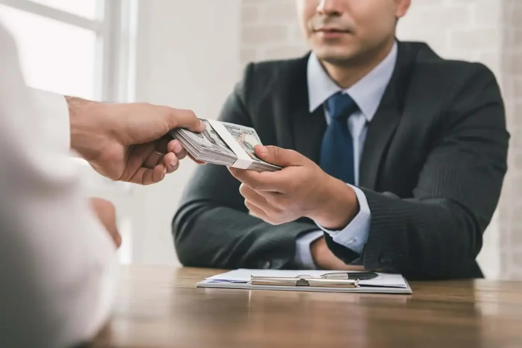 persona recibiendo prestamo rapido